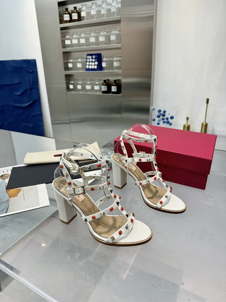 👟👟Ex-factory price 520👟👟 Valentino classic sandals with rivets ✔️Fashionable thick heel 9.5cm ✔️Mixed-breed sheepskin upper ✔️Mixed-breed sheepskin lining and foot pads ✔️Italian yellow cowhide outsole texture is clear and consistent with the counter ✔️Code number 35-40 (34, 41, 42 can be customized and not returned)
